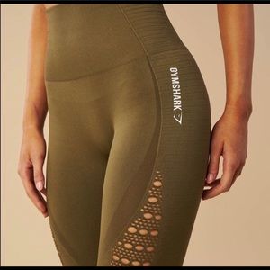 Gym shark leggings
